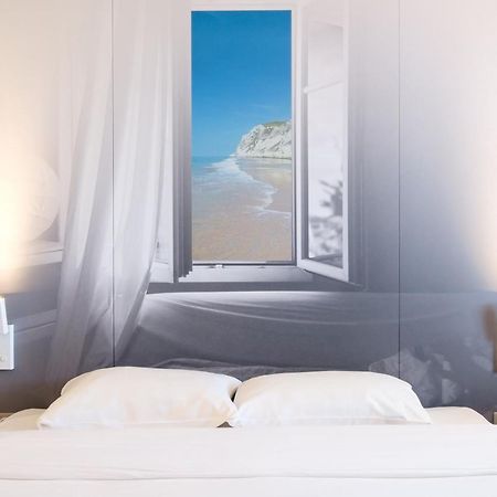 B&B Hotel Calais Centre St Pierre Екстер'єр фото